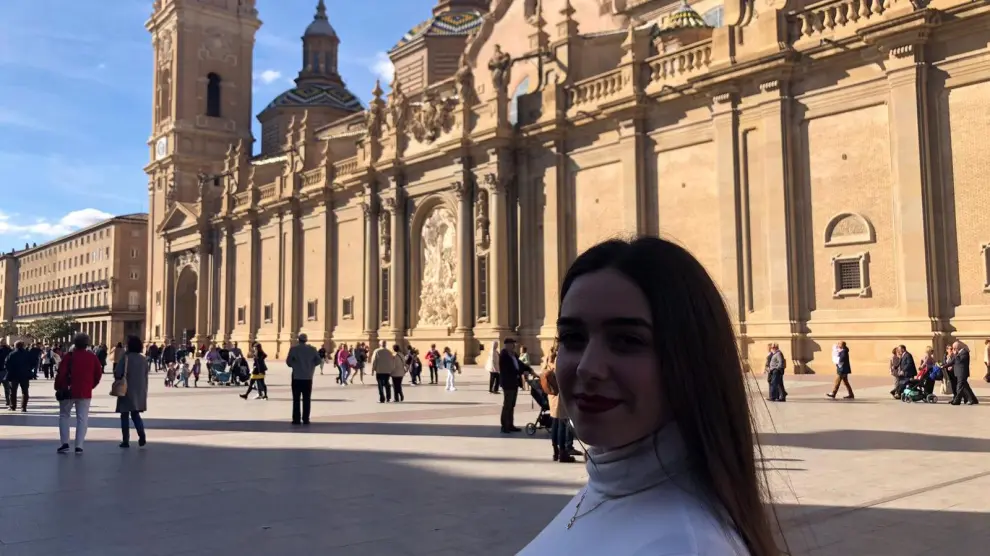 Alba Escuder, turista el día de las elecciones, frente a El Pilar.