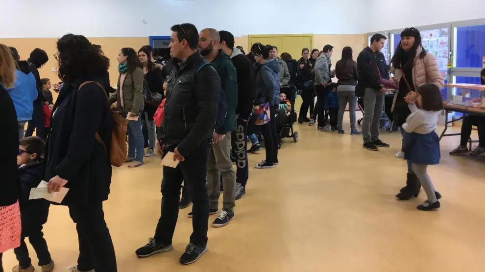 Los ciudadanos de Parque Venecia en Zaragoza votan por primera vez en su colegio.