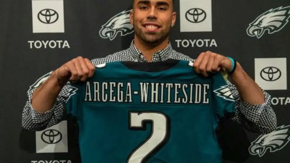 JJ Arcega ya posa con la camiseta de los Philadelphia Eagles.
