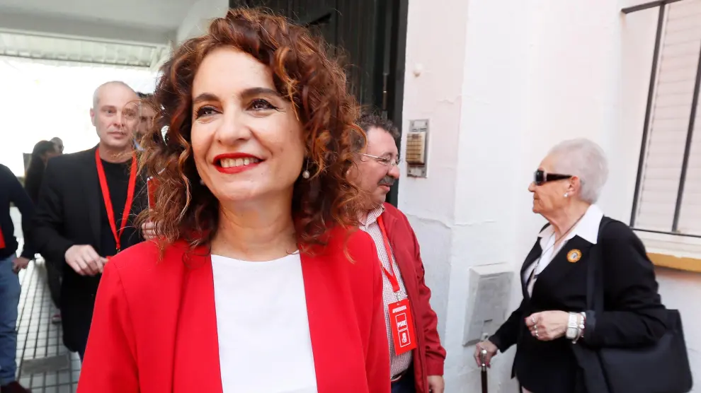 La ministra María Jesús Montero ha ejercido su derecho al voto este domingo en Sevilla.