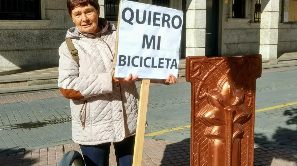 Carmen Gaspar, con su pancarta, delante del ayuntamiento.