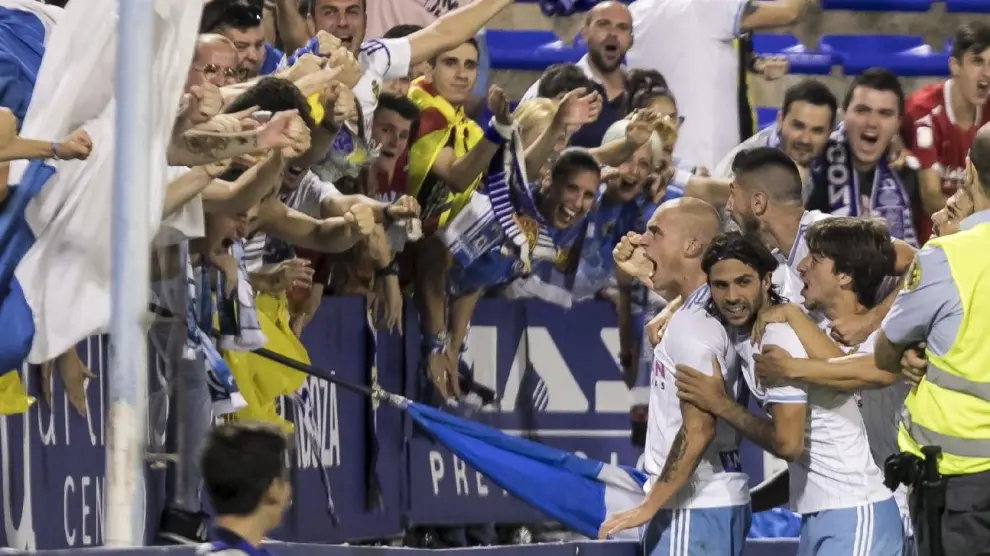 Minuto 5 de la segunda parte del partido de Copa del Rey entre Real Zaragoza y Deportivo de La Coruña el pasado septiembre. Pombo grita con la grada el 2-0, que anotó de cabeza. Tras él, Buff y Delmás.