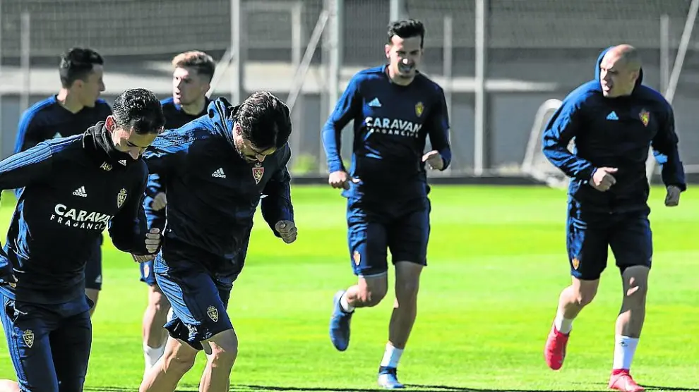 Los jugadores del Zaragoza, en la sesión de entrenamiento de ayer en la Ciudad Deportiva