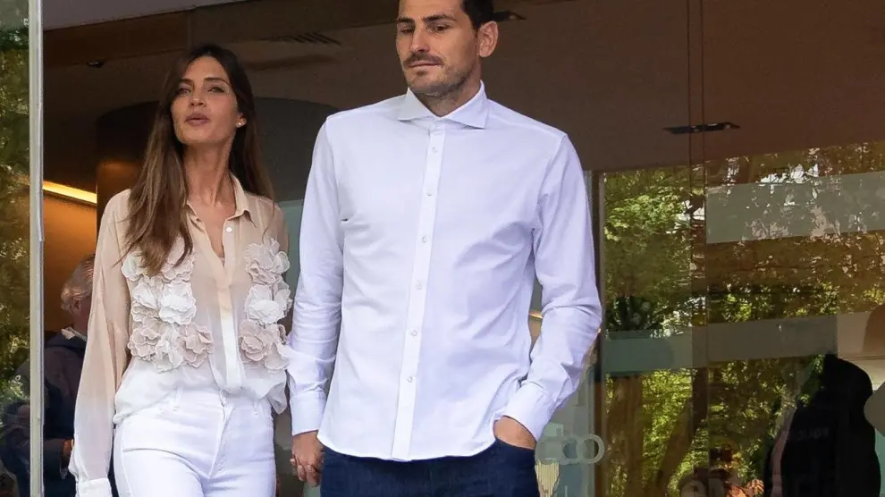 Casillas abandona el hospital de la mano de su mujer, Sara Carbonero.