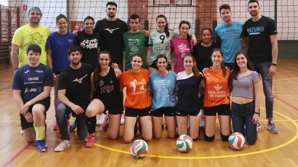 Las jugadoras del Mizuno La Salle Gran Vía, con varios jugadores del CV Teruel