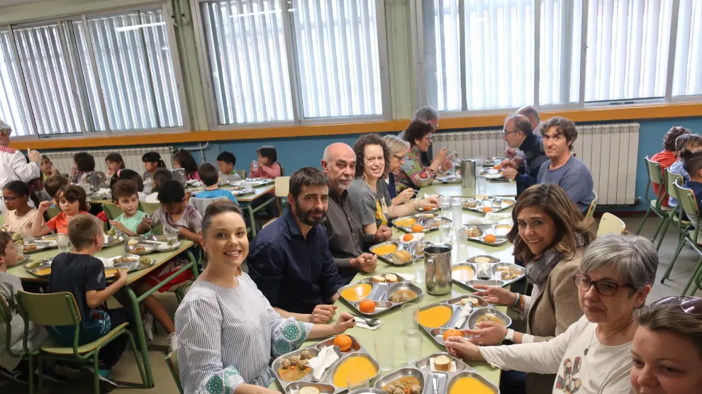 Siete candidatos políticos comieron este miércoles en el colegio María Moliner.