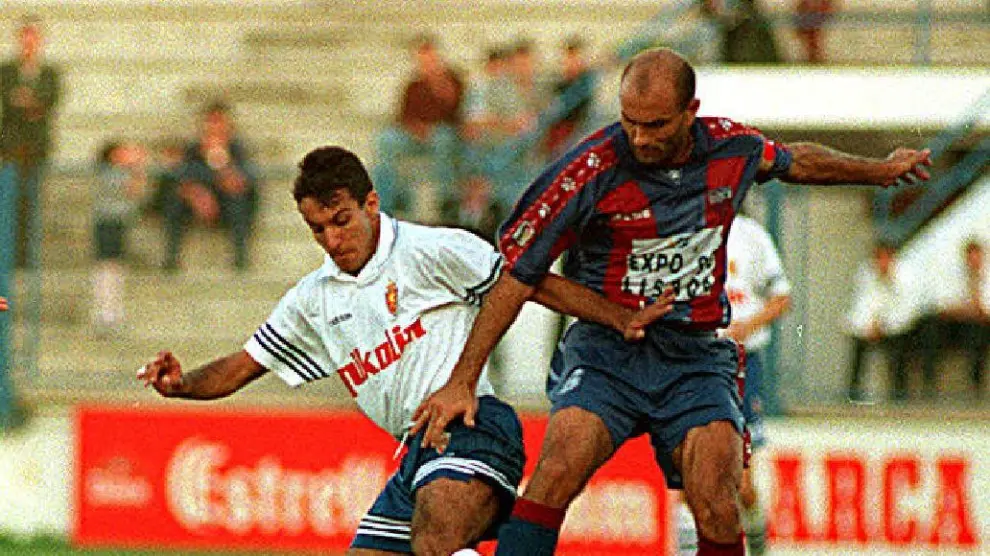 Gustavo López pugna con el extremeño Pedro José en el partido de 1996 en el Francisco de la Hera.