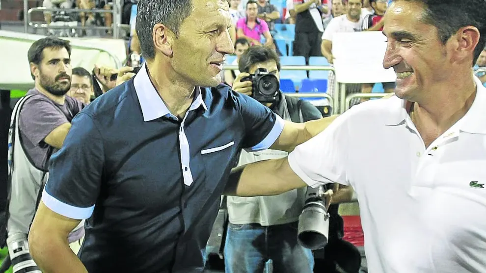 Djukic se saluda con Manolo Jiménez, en La Romareda.