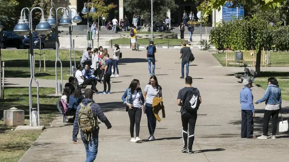 Jóvenes universitarios en el campus de la plaza de San Francisco