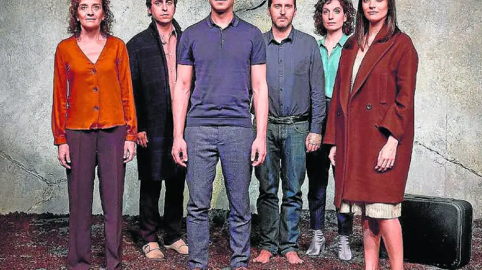 El elenco de ‘La geometría del trigo’, que se estrena hoy en el Teatro del Mercado de Zaragoza.