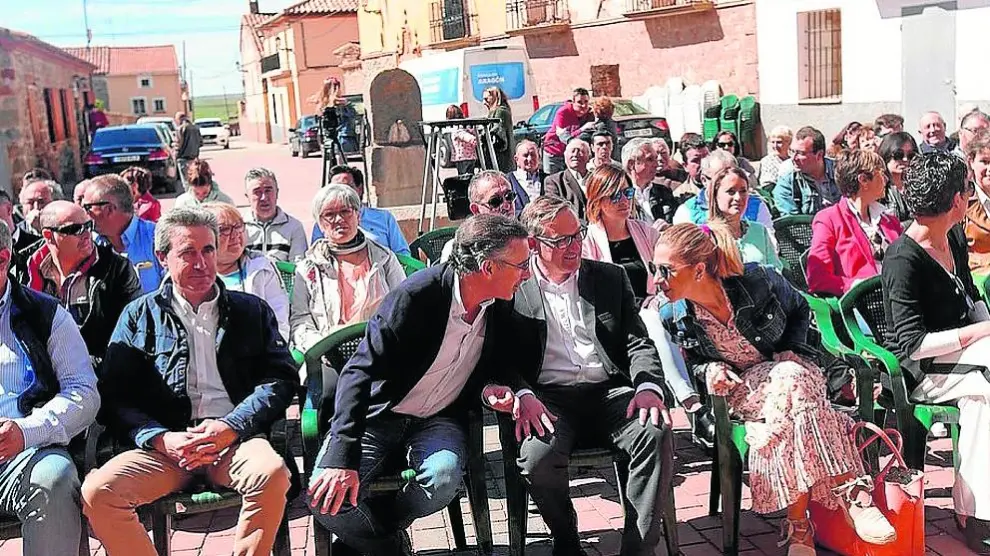 El candidato del PP-Aragón critica a quienes reniegan de las diputaciones y promete medidas contra la despoblación.