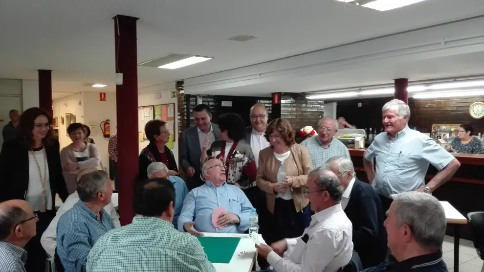 Visita de Fernando Sabés, María Victoria Broto y Ángel Sorolla al Hogar de Mayores de Fraga.