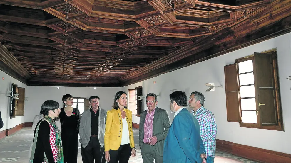 La ministra Reyes Maroto –en el centro–, junto al presidente de la DPZ y representantes políticos, en la biblioteca del siglo XVI.