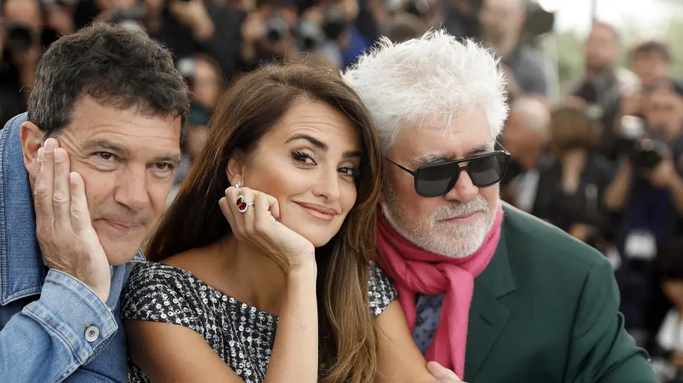Cannes (France), 18/05/2019.- (L-R) Spanish actor Antonio Banderas, Spanish actress Penelope Cruz and Spanish director Pedro Almodovar pose during the photocall for 'Dolor y Gloria' (Pain and Glory) at the 72nd annual Cannes Film Festival, in Cannes, France, 18 May 2019. The movie is presented in the Official Competition of the festival which runs from 14 to 25 May. (Cine, Francia) EFE/EPA/SEBASTIEN NOGIER Dolor y Gloria Photocall - 72nd Cannes Film Festival