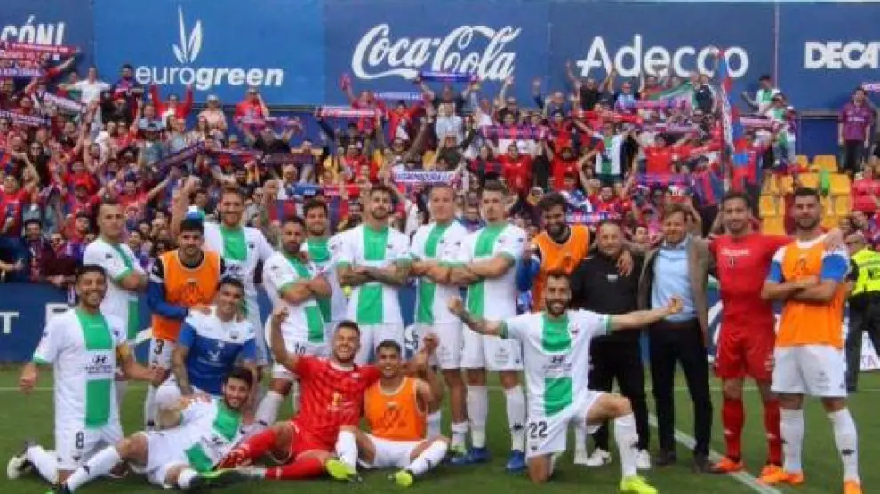 Los jugadores del Extremadura posan con su afición al fondo tras ganar 0-1 este sábado en el campo de Santo Domingo de Alcorcón.