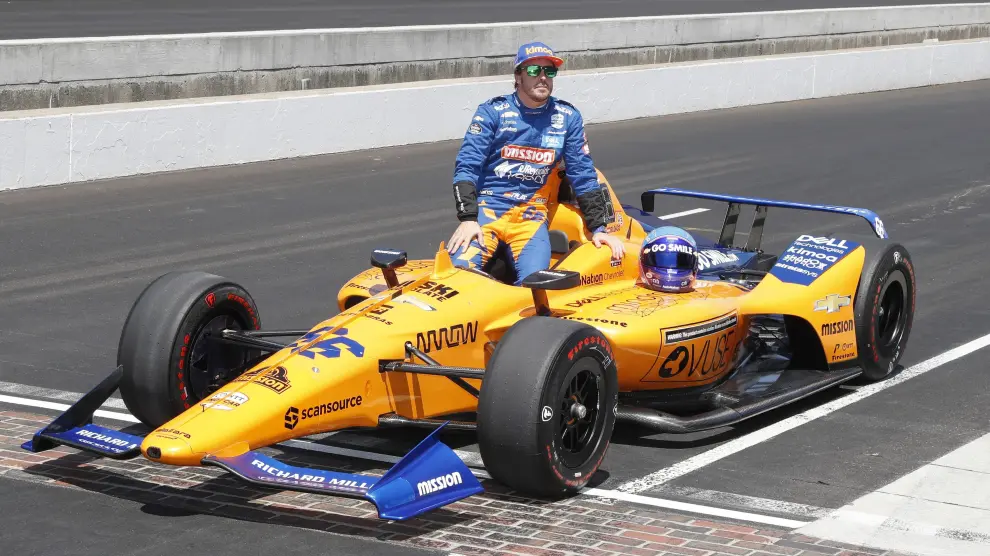 Fernando Alonso posa con su coche en el circuito de Indianápolis.