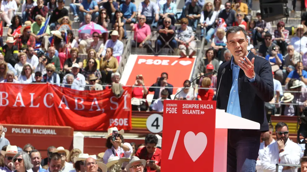 Pedro Sánchez, este domingo en un acto de campaña en Mérida.