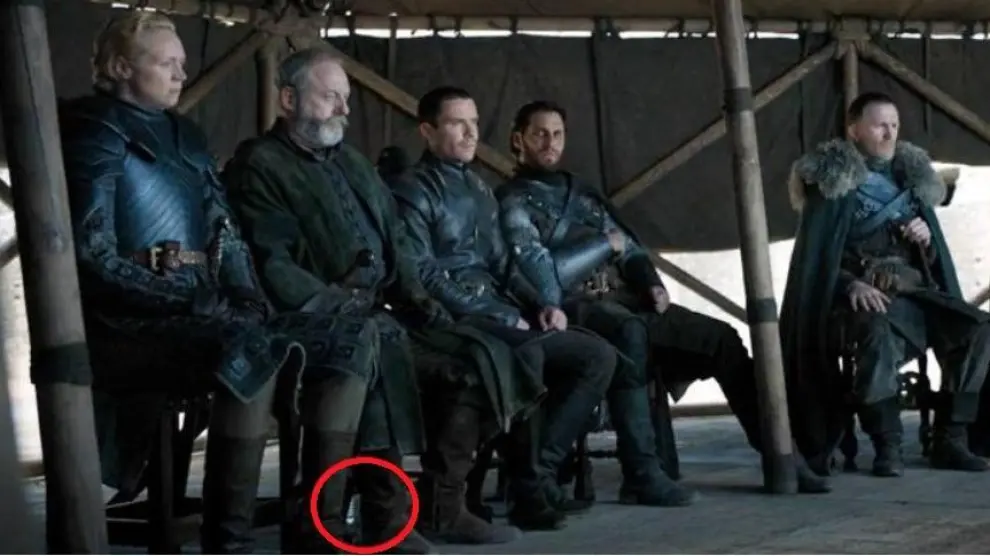 Sir Davos también esconde un botellín de agua tras su perna.