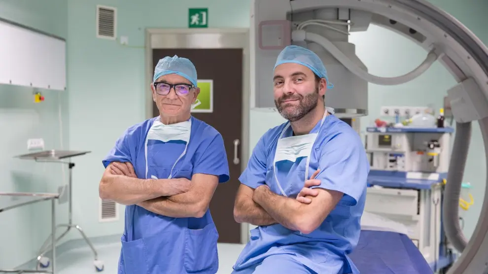 Los doctores Carlos Rioja y Jorge Rioja, urólogos en el hospital Viamed Montecanal.