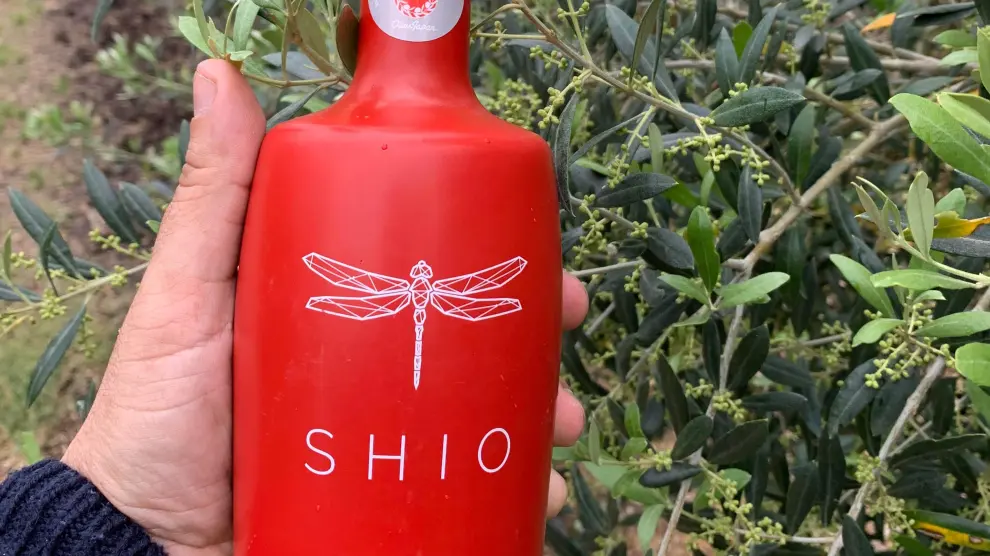 Botella de aceite de oliva virgen extra Shio Picual.