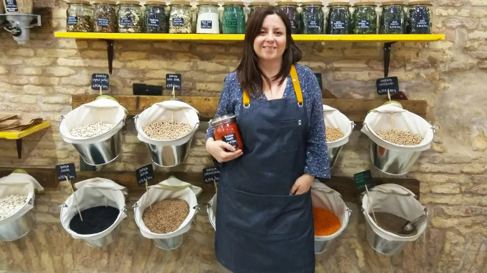 Leticia Vicente, propietaria de la tienda de alimentación saludable a granel De Tarros.