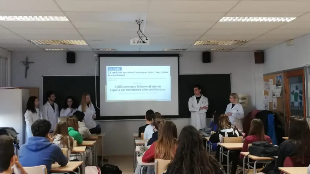 Alumnos universitarios impartiendo la primera sesión del proyecto MicroMundo, en el IES Goya y en el colegio Salesianos de Zaragoza.