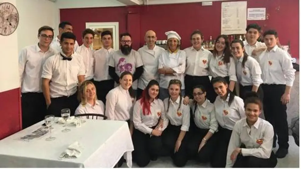 Las alumnas y alumnos de FPB de servicios de comedor con la alumna jefa de cocina y los profesores