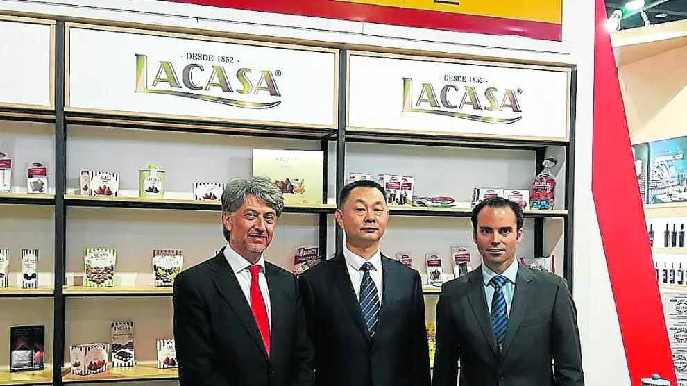 El director general de Chocolates Lacasa, Lucas Lacasa (dcha.) y el gerente de Arex, Fernando Fernández (izda.), en el expositor de Yiwu.