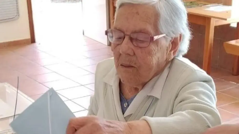 María Dolores García Díaz, conocida como Lola da Pena de Gundivós, acude a votar a sus 105 años.