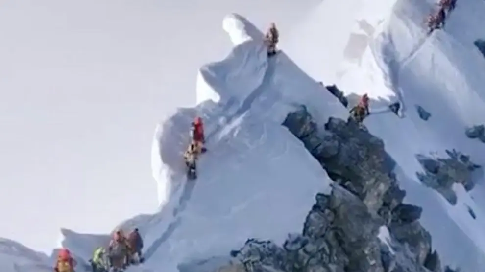 Montañeros descienden del Everest el pasado 23 de mayo.