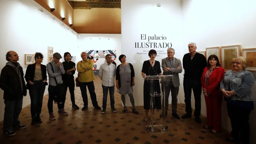 Los ilustradores protagonistas de la muestra, junto a la presidenta de las Cortes, Violeta Barba, en la inauguración de la misma.