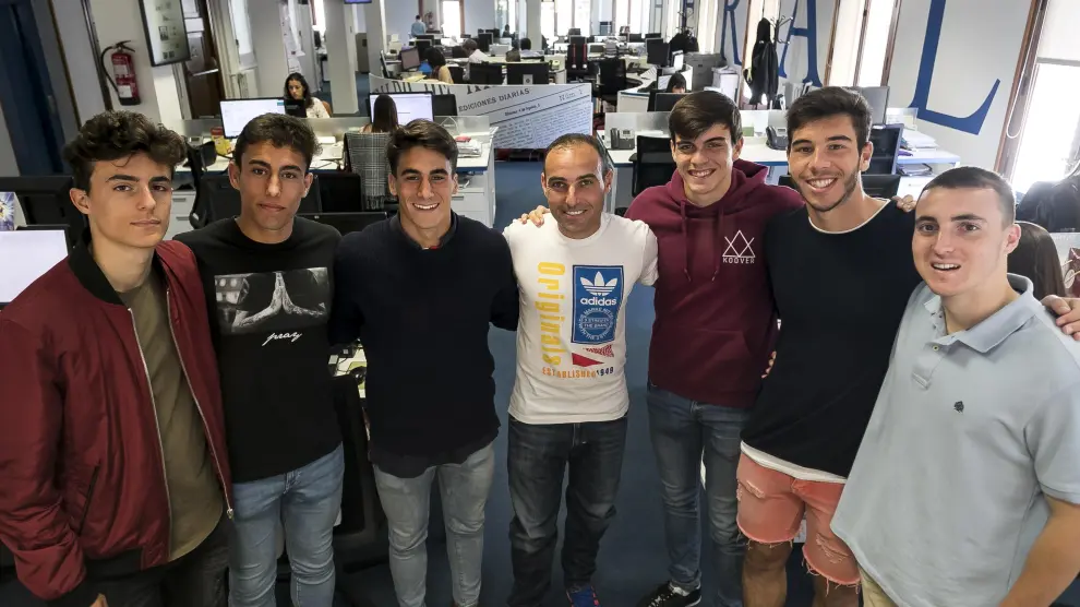 De izquierda a derecha: Alejandro Francés, Alejandro Vela, Jaime Sancho, Iván Martínez (entrenador), Francho Serrano y Nacho Alastuey