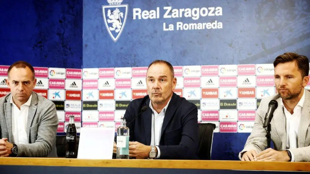 Víctor Fernández, durante la rueda de prensa en La Romareda para oficializar su continuidad en el Real Zaragoza. A su lado, el presidente Lapetra y el director deportivo, Lalo Arantegui.