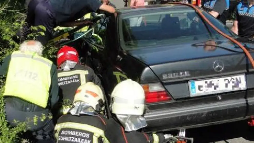 El coche que arrojó a la joven conductora cuando se dirigía a la incineración de su profesor, en el cementerio de Pamplona