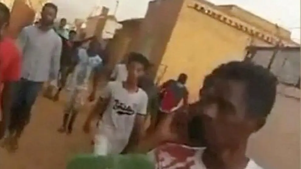 Protesters flee along side streets away from a sit-in, after security forces tried to disperse them, in central Khartoum, Sudan in this still frame taken from June 3, 2019 social media video. Sudan Congress Party/via REUTERS   ATTENTION EDITORS - THIS IMAGE HAS BEEN SUPPLIED BY A THIRD PARTY. MANDATORY CREDIT. NO RESALES. NO ARCHIVES. MUST CREDIT SUDAN CONGRESS PARTY [[[REUTERS VOCENTO]]] SUDAN-POLITICS/UGC