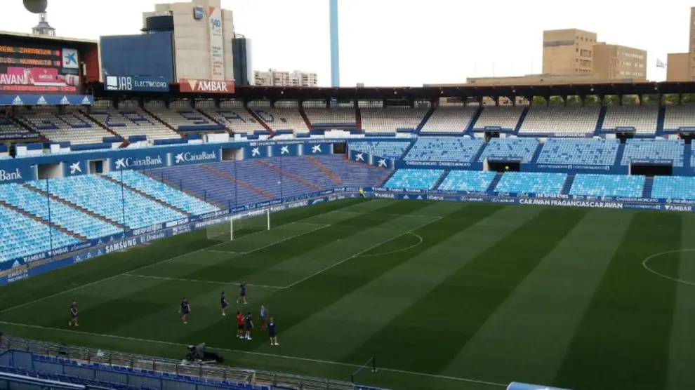 Los jugadores del Real Zaragoza, a su llegada a La Romareda hora y media antes del partido de este martes contra el Numancia.