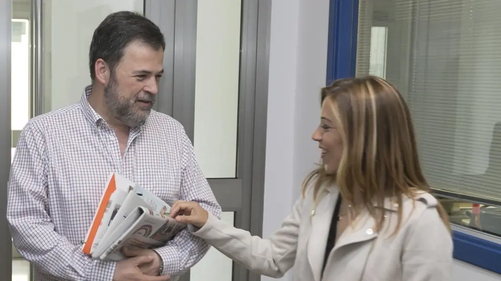 José Luis Cadena (Cs) y Ana Alós (PP), en un encuentro informal en la sede de Heraldo en Huesca.