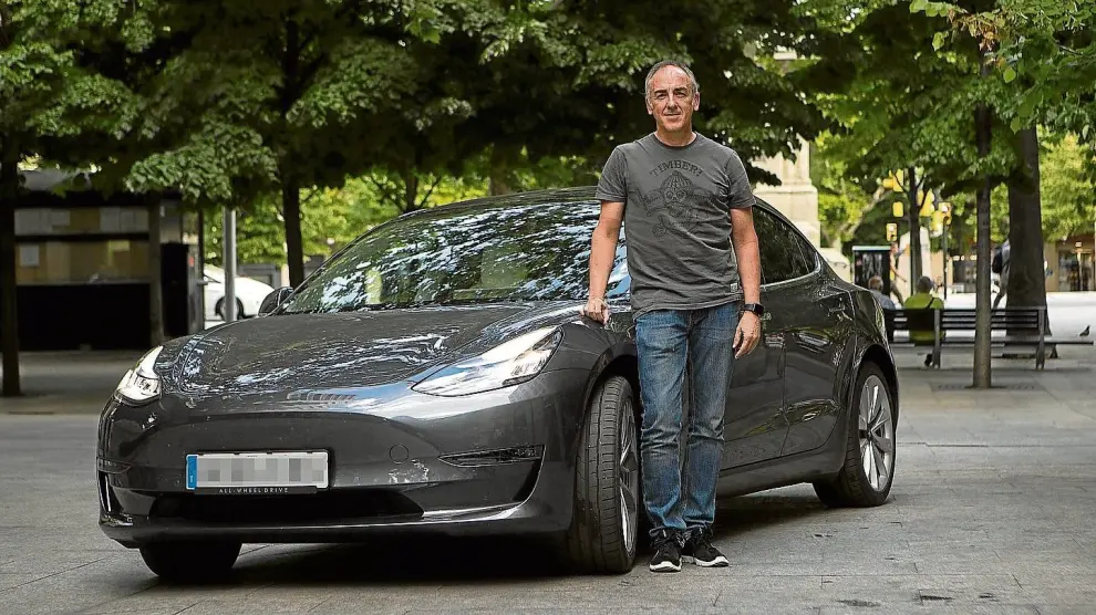 Óscar Chico, con su Tesla Model 3, en Zaragoza. Un macroordenador controlas las funciones del coche vía internet