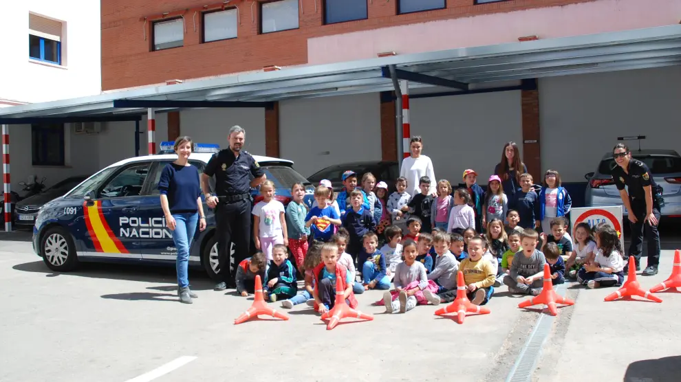 Visita de los alumnos de primaria a la Comisaría de la Policía Nacional de Teruel.