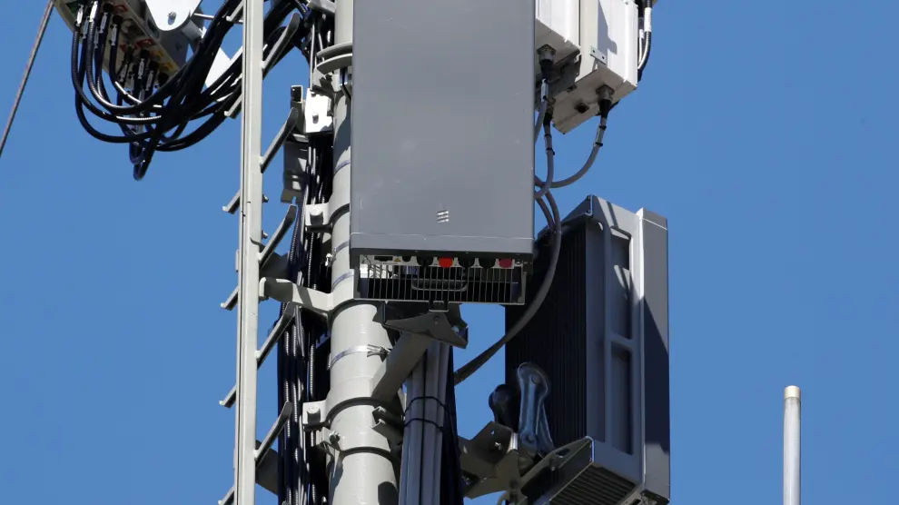 5G antennas of Swiss telecom operator Swisscom are seen during installation works on a mast in the mountain resort of Lenzerheide, Switzerland June 13, 2019. REUTERS/Arnd Wiegmann [[[REUTERS VOCENTO]]] SWISS-COMMUNICATION/