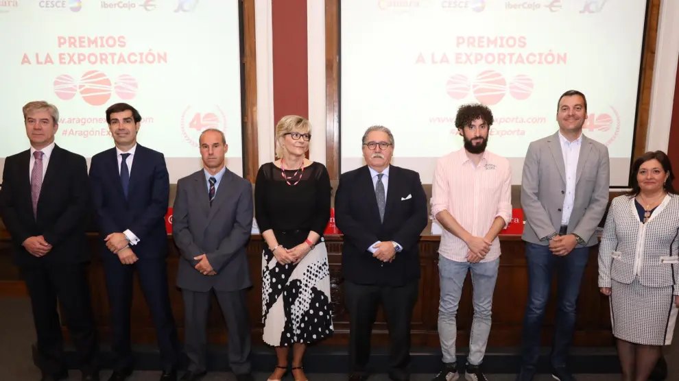 Imagen de los premiados con los responsables de Cámara de Zaragoza.
