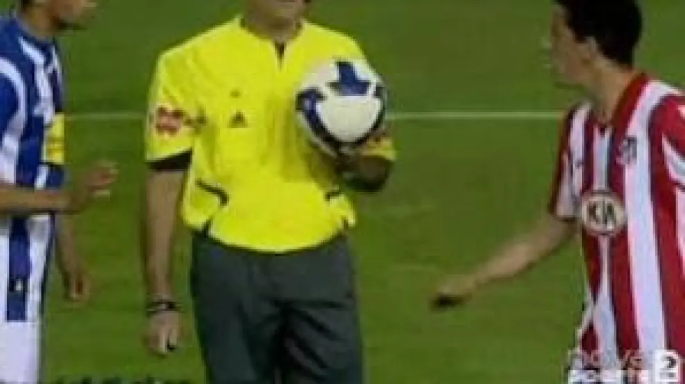 El árbitro Mateu Lahoz, en un bote neutral para reanudar el juego entre dos jugadores del Atlético de Madrid y la Real Sociedad.
