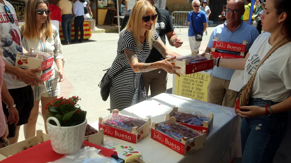 Muchos de los visitantes de la feria compraron las cajas de cerezas a pares.