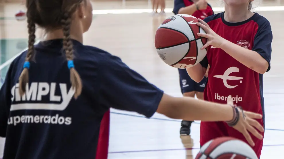 Unas niñas participan en uno de los campus de Escuelas del Basket Zaragoza del pasado verano