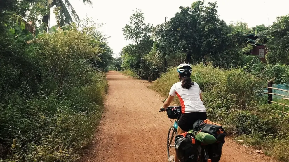 Laura a lomos de su bicicleta por Laos