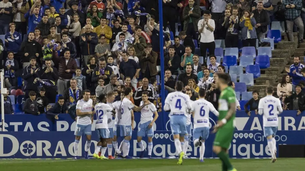 Los jugadores del Real Zaragoza celebran el gol de Linares en el partido ante el Elche, que supuso el 1-0 definitivo.