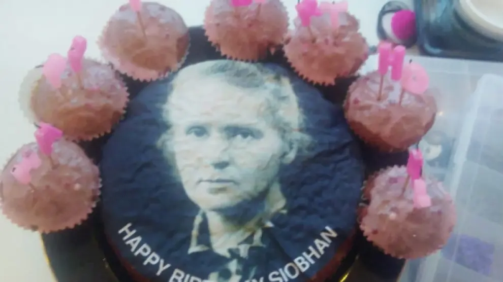La tarta con el rostro de Marie Curie.