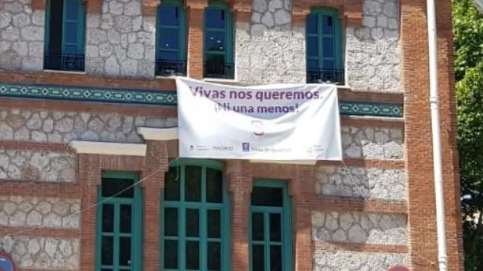 La pancarta retirada por el PP en Arganzuela.
