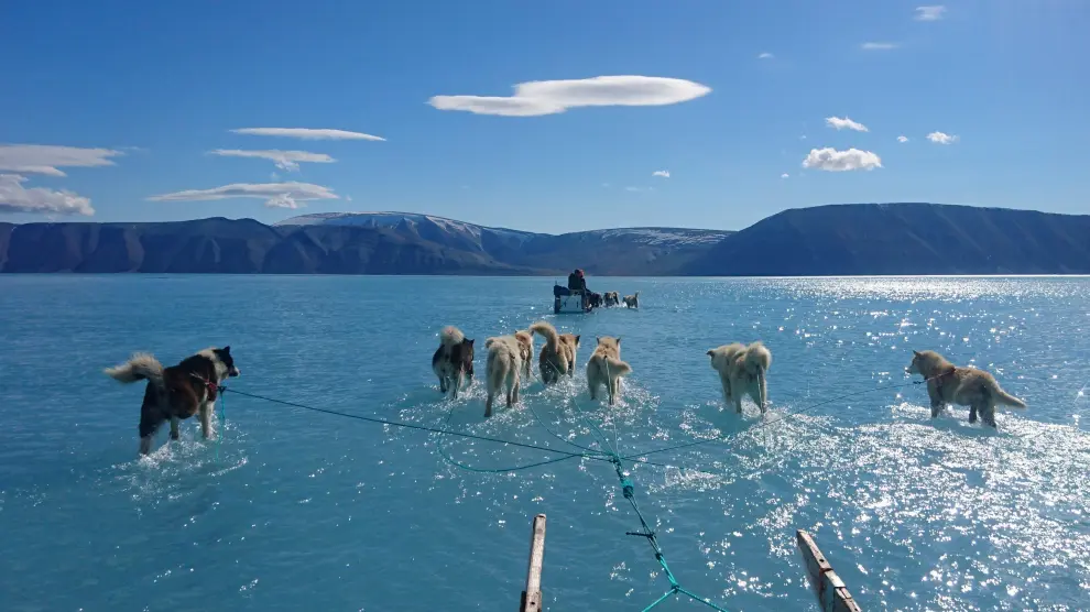 Steffen Olsen atraviesa un enorme charco de agua en Groenlandia.