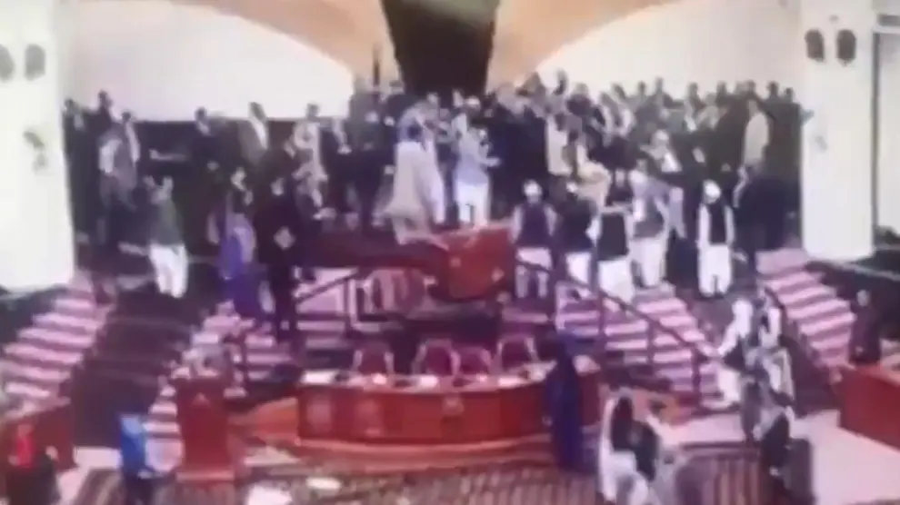 Una imagen de la trifulca de este miércoles en el Parlamento de Afganistá.